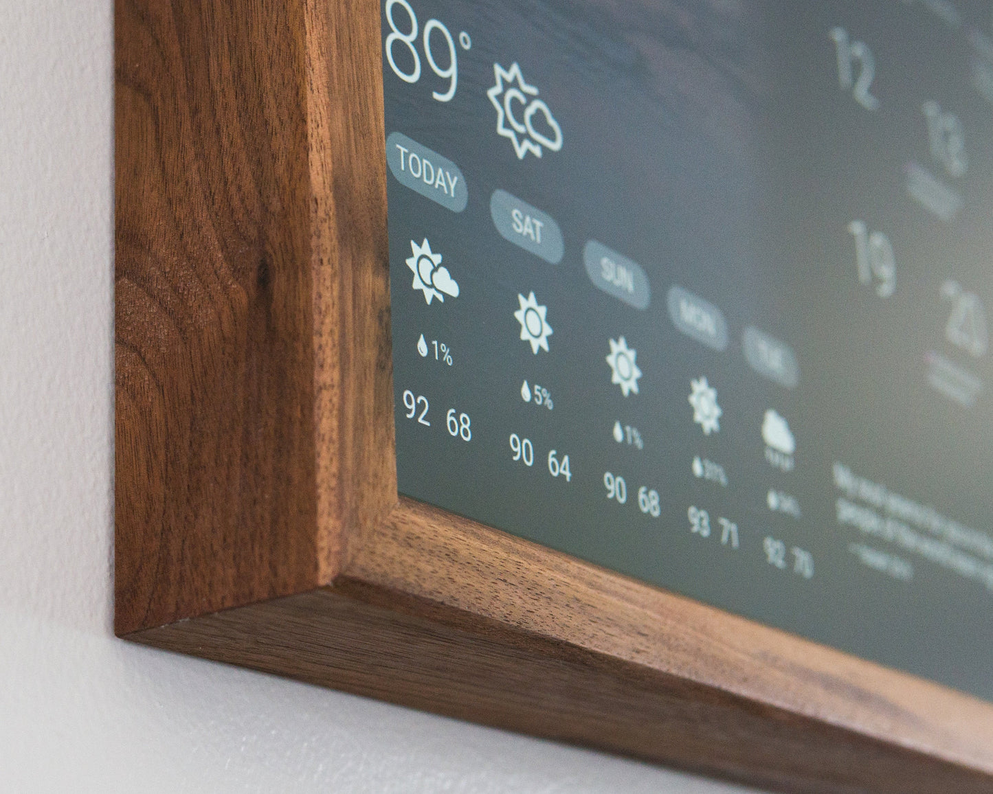 32" Smart Digital Wall Display - HD Screen with WiFi Calendar & Raspberry Pi